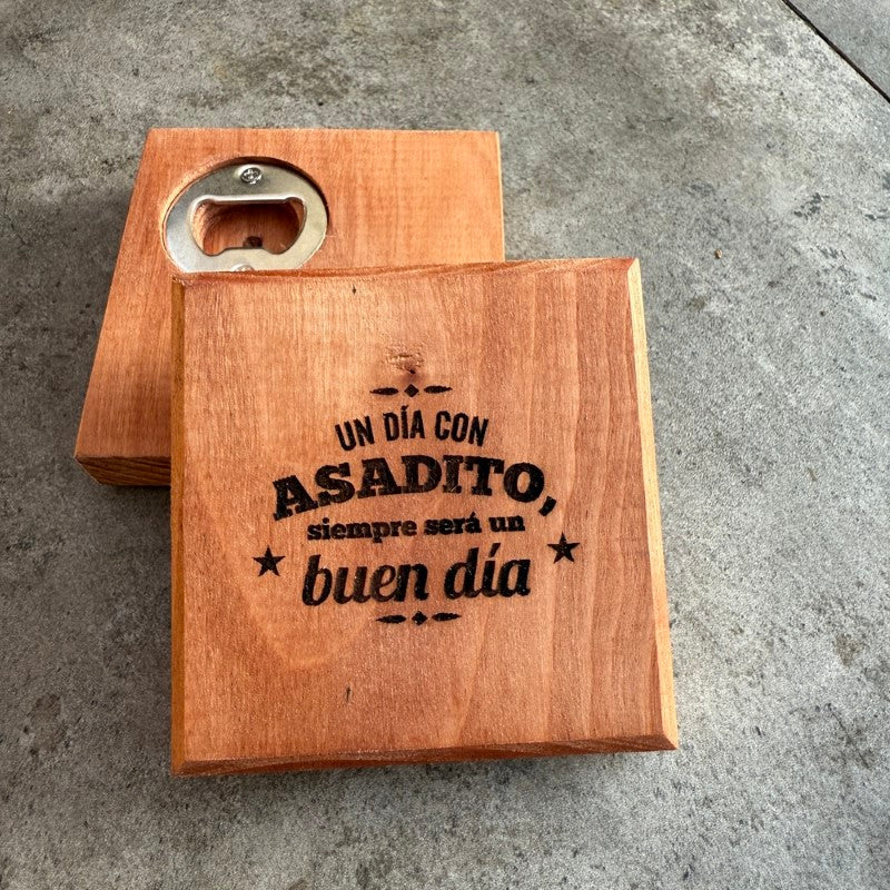 Posavasos de Roble con Destapador con Frases