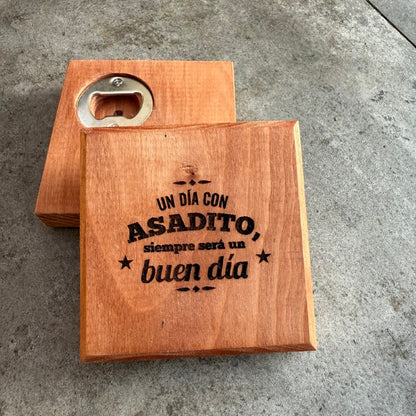 Posavasos de Roble con Destapador con Frases